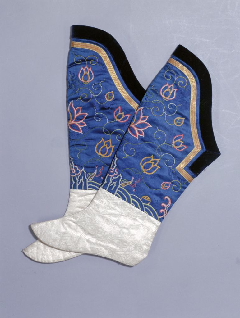 图片[1]-Blue dark satin pull lock embroidered lotus landscape pattern cotton socks-China Archive